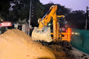 मुरादाबाद : सड़कों के चौड़ीकरण व सीवरेज पाइपलाइन के कार्य से लग रहा जाम