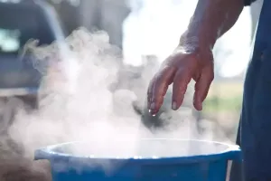 हल्द्वानी: खेल-खेल में पानी की खौलती बाल्टी में गिरा बच्चा जलकर मरा