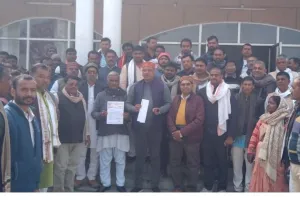 Chitrakoot News: खाते सीज होने से परेशान प्रधानों ने किया विरोध प्रदर्शन, डीएम को मांगपत्र देकर कहा- बाधित हो रहे विकास कार्य