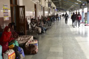 मुरादाबाद : कोहरा के कारण कई ट्रेन लेट, राजधानी एक्सप्रेस के इंतजार में तीन घंटे बैठे यात्री