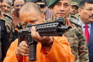 सीएम योगी ने लखनऊ में उठाया सेना का हथियार, कहा 140 करोड़ देशवासियों की शक्ति है भारतीय सेना, आप भी देख सकते हैं ये  प्रदर्शनी