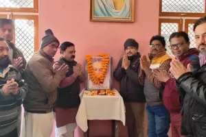 Unnao News: सपा कार्यकर्ताओं ने मनाई छोटे लोहिया की पुण्यतिथि, कार्यकर्ताओं ने पण्डित जनेश्वर मिश्र के दिखाये रास्ते पर चलने का लिया संकल्प 