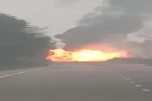 बहराइच: गैस सिलेंडर ले जा रहा ट्रक धमाके के साथ हुआ राख, एक किलोमीटर तक उछलकर दगे सिलेंडर, देखें video