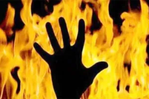 वाराणसी: प्रेमी को पहले घर में बुलाया, फिर रस्सी से बांधकर पेट्रोल डालकर जिंदा जलाया, इलाज के दौरान मौत