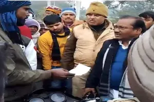 फिरोजाबाद: ग्रामीणों के कटाक्ष से गर्म हो गए विधायक जी, दिखाने लगे अपनी पावर, बुला ली पुलिस, देखें viral video