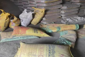 अमरोहा : नकली सीमेंट फैक्ट्री का भंडाफोड़, अल्ट्राटेक ब्रांड की मिली बोरियां...दो गिरफ्तार