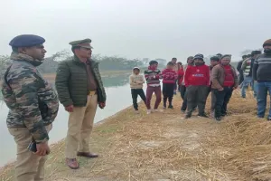 फिरोजाबाद: ...सोचा था निकलेगा कीमती सामान, झाड़ी के पास पड़े बक्से को खोला तो ग्रामीणों का मुंह रह गया खुला का खुला! 