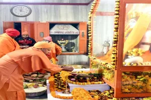 मुख्यमंत्री ने महायोगी गोरखनाथ को चढ़ाई आस्था की पवित्र खिचड़ी, की पूरे प्रदेश की मंगलकामना 