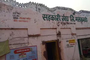 गोंडा: साधन सहकारी समितियों पर अब खाद बीज के अलावा सस्ती दवा भी खरीद सकेंगे किसान 