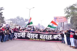 गोंडा: एनपीएस धोखा, पुरानी पेंशन बहाल करे सरकार, 'OPS' को लेकर शिक्षकों-कर्मचारियों ने किया जोरदार प्रदर्शन 