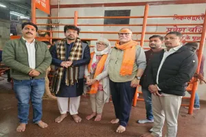 मिर्जापुर: मां विंध्यवासिनी के दरबार में दर्शन करने पहुंचे अमेरिकी दंपत्ति, रोने लगीं विदेशी भक्त, बोलीं- विंध्याचल से मेरा रिश्ता... 