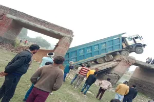 हरदोई: शिकायतों पर भी नहीं चेते अधिकारी!, डंपर के गुजरने से 50 साल पुराना पुल ढहा, बमुश्किल बचे चालक-परिचालक, हो सकता था बड़ा हादसा