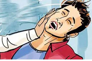 गोंडा: सर, मार क्यूं रहे हैं, मेरी क्या गलती है... जब टीटीई अचानक रेलयात्री पर बरसाने लगा ताबड़तोड़ थप्पड़, देखें video