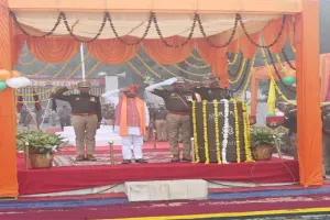 बाराबंकी: जिले में 75वें गणतंत्र दिवस की रही धूम, पुलिस लाइन में हुई भव्य परेड, जगह-जगह हुआ ध्वजारोहण, देखें video 