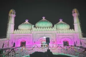 अयोध्या: रौशन हुईं मस्जिदें, मना जश्न-ए-मौलूदे काबा, घरों में हुई नज़्र