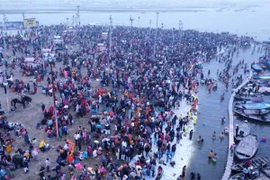 प्रयागराज: मकर संक्रांति पर श्रद्धालुओं में दिखा गजब का उत्साह, संगम में लाखों भक्तों ने लगाई आस्था की डुबकी, किया दान पुण्य