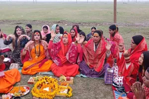 प्रयागराज: माघ मेले में किन्नर अखाड़े ने शिविर में किया भूमि पूजन