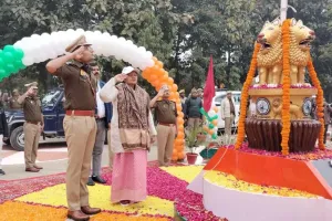 संतकबीरनगर: प्रभारी मंत्री विजयलक्ष्मी गौतम के साथ एसपी ने रैतिक परेड का किया निरीक्षण, ली सलामी, फहराया तिरंगा
