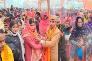 बहराइच: मुख्यमंत्री सामूहिक विवाह में एक दूजे के हुए 347 जोड़े, खाईं साथ जीने मरने की कसमें