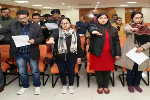 लखनऊ: सूडा मुख्यालय में दिलाई गई मताधिकार के प्रयोग की शपथ, निदेशक बोले- हम भाग्यशाली हैं जो भारत में जन्मे