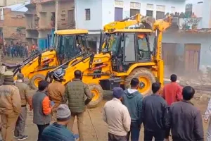 कौशांबी: रेलवे के उपरगामी पुल निर्माण में बाधा बने कई मकानों को सेतु निगम ने ढहाया, हड़कंप