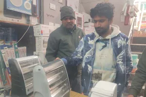 अयोध्या: ठंड बढ़ते ही इलेक्ट्रॉनिक बाजार में आई गर्माहट, रूम हीटर और ब्लोवर की मांग में हुआ जबरदस्त इजाफा!