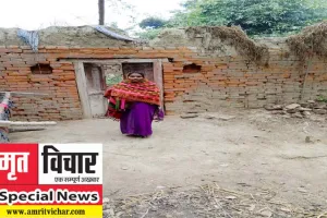 अमेठी: प्रधानमंत्री आ‍वास योजना में अपात्रों को दिया जा रहा है घर!, पात्र झुग्गी में रहने को मजबूर!, बयां किया दर्द...