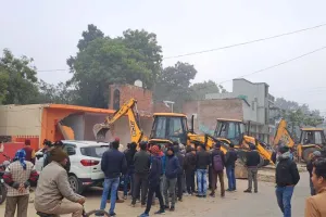 गोंडा: दीवानी चौराहे पर चला प्रशासन का बुजडोजर, ध्वस्त की गईं 17 दुकानें व मकान, हड़कंप