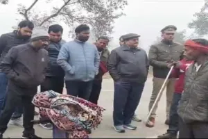 कौशांबी: तहसीलदार का पैर पकडकर गिड़गिड़ाती रही महिला, नहीं पसीजा दिल, मकान पर चलवा दिया बुलडोजर