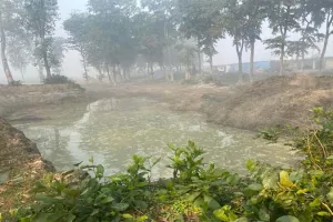 गोंडा: टेढ़ी नदी पर बने बंधे और श्मशान की मिट्टी खोद ले गए खनन माफिया, ग्राम प्रधान ने की शिकायत, जताई यह आशंका