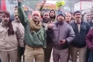 रायबरेली: हिट एंड रन कानून को लेकर भड़के रोडवेज बस चालकों ने किया चक्का जाम, लगाये नारे 