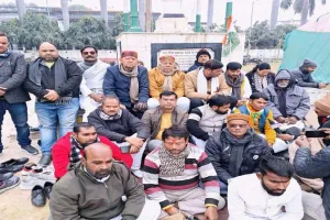 अयोध्या: ध्वज के अपमान को लेकर कांग्रेस ने गांधी प्रतिमा के समक्ष किया अनशन, संघ-बीजेपी पर लगाए आरोप