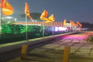 राम के रंग रंगा रामपथ, मेहमानों के स्वागत को बाहें फैलाए खड़ा पूर्वांचल का द्वार!, होटल, पेट्रोल पंप, ढाबे सब हुए भगवामय!