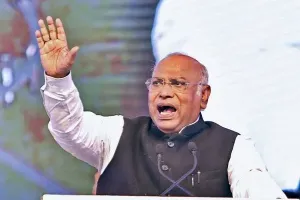 कच्चे तेल के दाम लुढ़क रहे हैं, पर मोदी सरकार की लूटखोरी पर कोई लगाम नहीं: मल्लिकार्जुन खरगे 