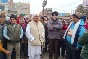 पीलीभीत: हिट एंड रन के नए कानून के खिलाफ चक्का जाम, यात्री परेशान.. वीएम सिंह भी पहुंचे