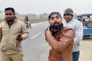 कासगंज: निर्माण कार्य रोके जाने से नाराज युवक ने पुलिस सामने किया आत्मदाह का प्रयास