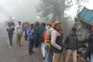 लखीमपुर- खीरी: प्राइवेट बस कोहरे के कारण ट्राली में घुसी, किशोर की मौत, तीन घायल