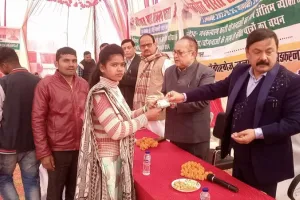 अंबेडकरनगर: पात्रों के घर पहुंच रही हैं जनकल्याणकारी योजनाएं - जिलाधिकारी