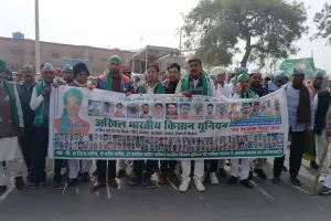 कासगंज:  रेल विस्तार की मांग को लेकर किसान यूनियन ने किया मार्च,  रेलवे स्टेशन से एटा तक चले पैदल