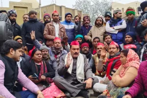 शाहजहांपुर: भाजपा पार्षद पर फायरिंग का आरोप, सपाइयों ने किया एसपी दफ्तर का घेराव, कार्रवाई न करने पर आंदोलन की चेतावनी