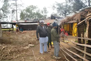 पीलीभीत:  बाघिन की दहशत.. दो परिवारों की मुसीबत में जान, बिना दरवाजे के घर पर लगाए तख्त, जिम्मेदारों ने खाबड़ लगाई न किए सुरक्षा के इंतजाम