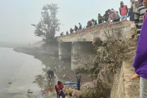 शाजहांपुर: कोहरा बना काल, पुलिया से टकराकर 15 फिट नीचे तालाब में गिरी ट्रैक्टर-ट्रॉली, चाचा-भतीजे की मौत