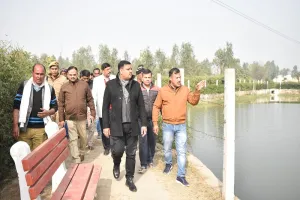 मुरादाबाद :  प्राकृतिक सौंदर्य बढ़ाने को नर्सरी में लगेगा छिपकली और परदा बेल, नगर आयुक्त ने किया अमृत सरोवर का निरीक्षण