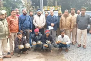 Etawah: वन विभाग व STF की टीम ने पकड़े चार तस्कर; 745 जीवित कछुए बरामद, बाजार में करोड़ों रुपये कीमत....