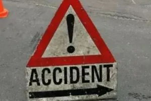 तेलंगाना: कार अनियंत्रित होकर पेड़ से टकराकर पलटी, दो की मौत और तीन घायल 