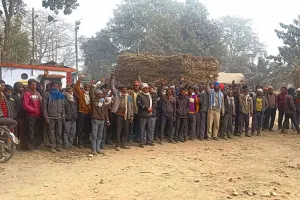 चीनी मिल के श्रमिकों ने मांगों को लेकर दिया धरना, जीएम के खिलाफ की नारेबाजी, घंटों चला प्रदर्शन