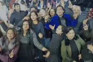 बरेली: नए साल के जश्न में धमाल, जमकर थिरके डॉक्टर