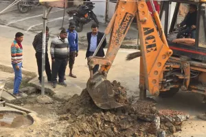 पीलीभीत: अशोक कॉलोनी में खोदते रहे गड्ढे, लीकेज 500 मीटर दूर निकला, लोग बोले - पालिका की अनुभवहीन टीम ने कर दिया परेशान!