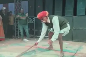 VIRAL DANCE VIDEO: डीजे फ्लोर पर बुजुर्ग ने किया स्टंट से भरा मजेदार डांस, देखकर आप भी हो जाएंगे दीवाने 