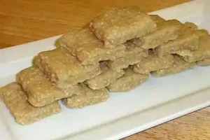 Makar Sankranti 2024: इस मकर संक्रांति घर पर बनाएं टेस्टी तिल की बर्फी, यहां जानें बनाने की विधि